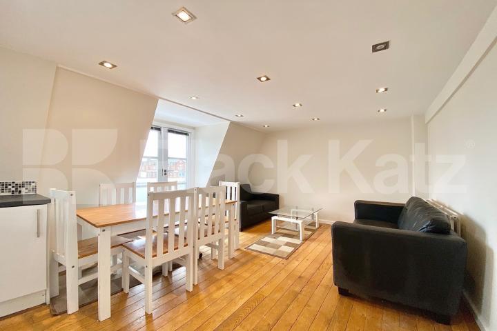 split level property with 2 bathrooms, terrace and large study/guest room Chapel Market, Angel